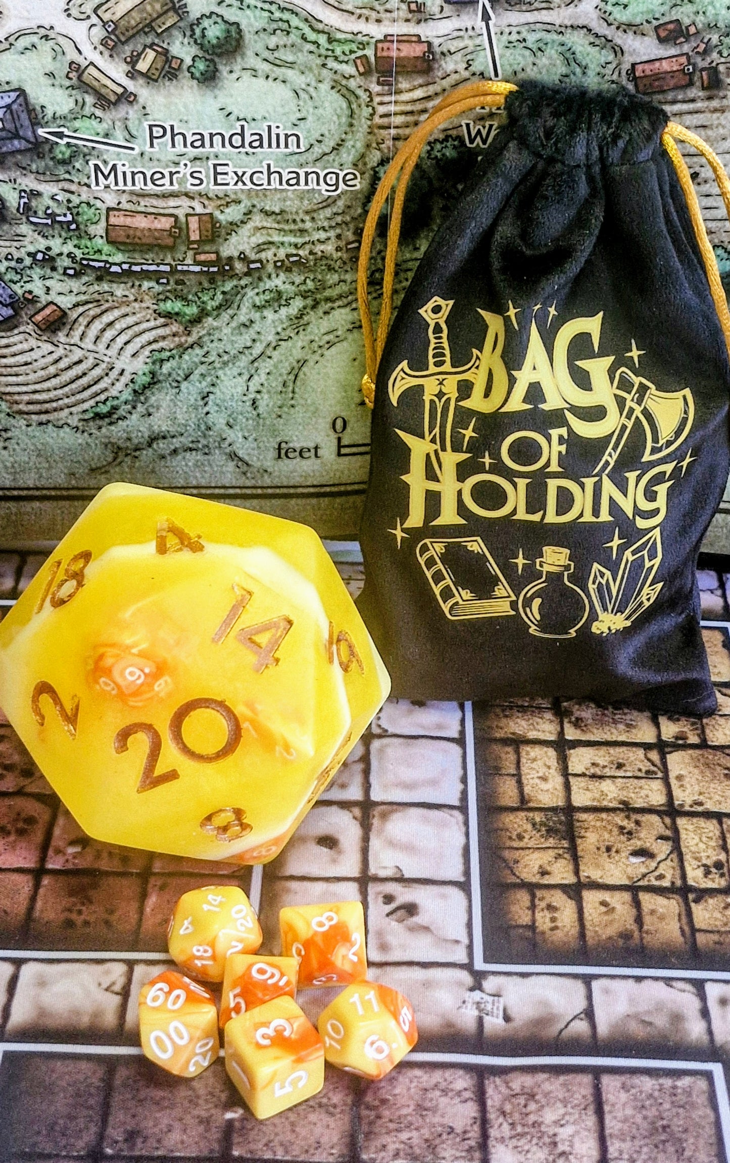 Lady Ella Buchanan – Healer’s Touch
D20 Soap Dice | 365g | Includes Full RPG Dice Set + Free Dice Bag og Holding | Vegan-Friendly